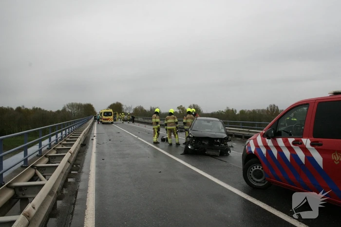Twee gewonden na ernstig ongeval op brug