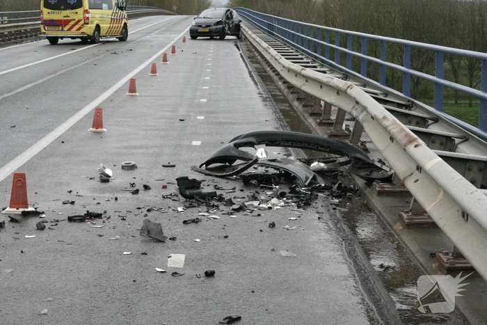 Twee gewonden na ernstig ongeval op brug