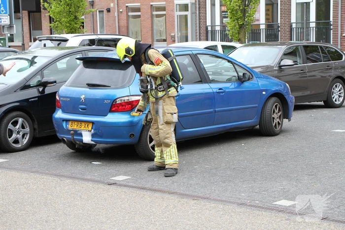 Omgeving ontruimd na lekkage in auto