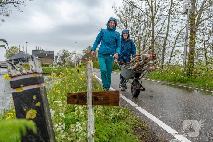 Kruizen langs weg voor doodgereden dieren