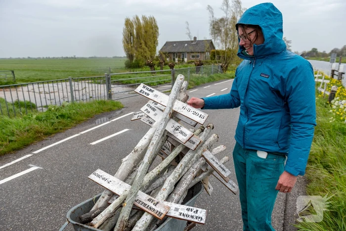 Kruizen langs weg voor doodgereden dieren