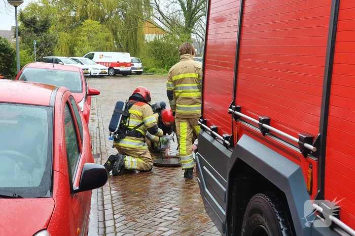 Brandweer doet groot onderzoek door vreemde lucht in riool