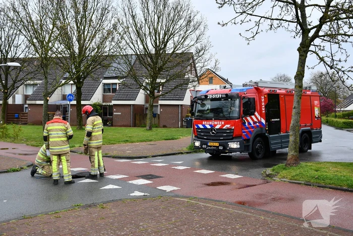 Brandweer doet groot onderzoek door vreemde lucht in riool
