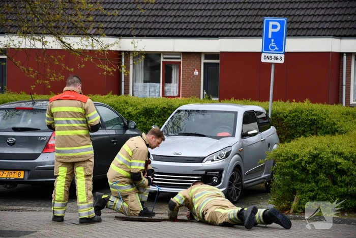 Brandweer doet groot onderzoek door vreemde lucht in riool