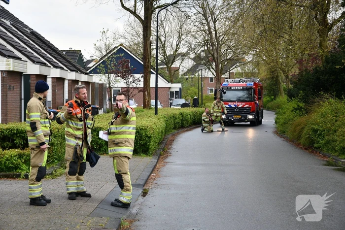 Brandweer doet groot onderzoek door vreemde lucht in riool