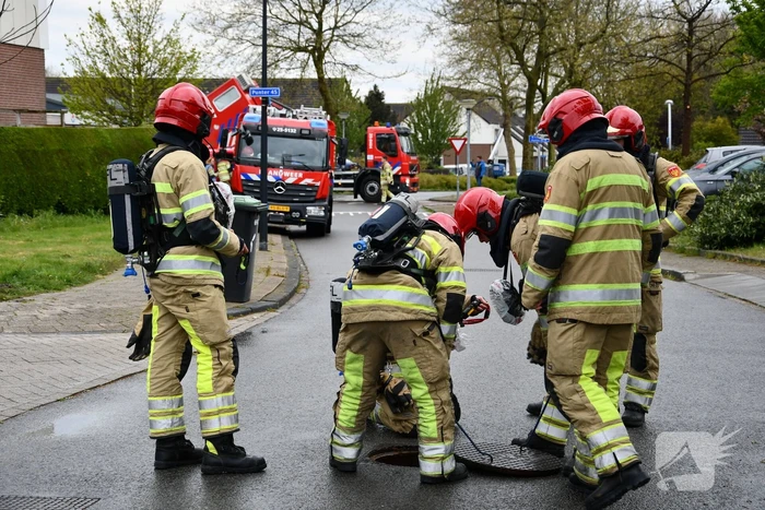 Brandweer doet groot onderzoek door vreemde lucht in riool