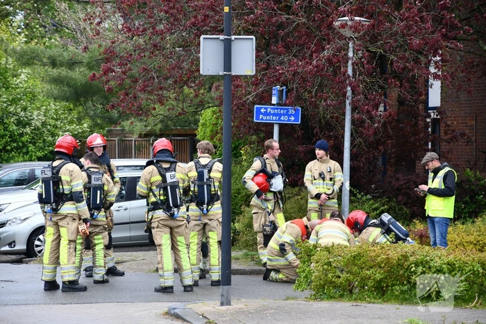 Brandweer doet groot onderzoek door vreemde lucht in riool