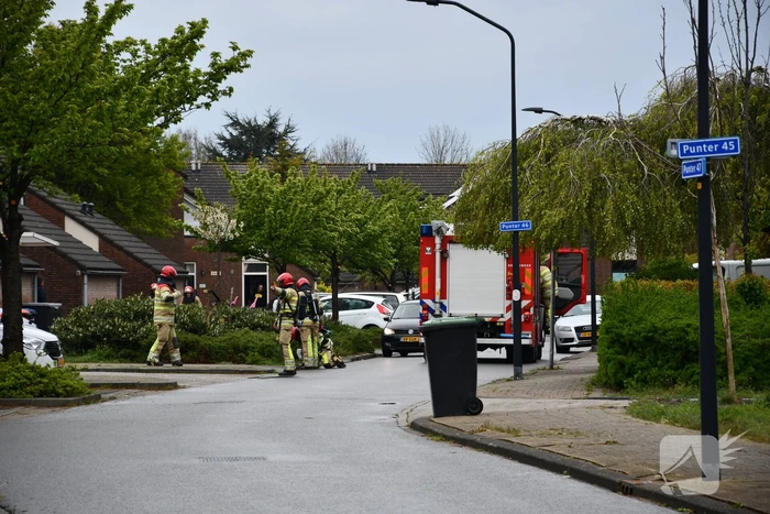 Brandweer doet groot onderzoek door vreemde lucht in riool