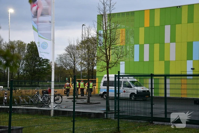 Brandweer doet groot onderzoek door vreemde lucht in riool
