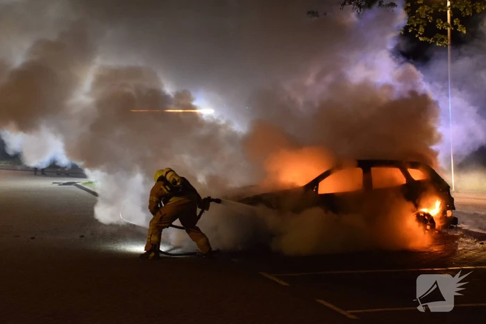 Personenauto volledig uitgebrand op parkeerplaats