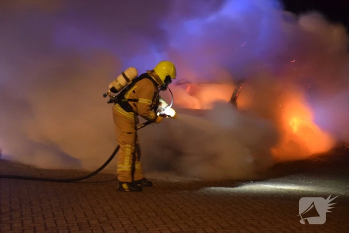 Personenauto volledig uitgebrand op parkeerplaats