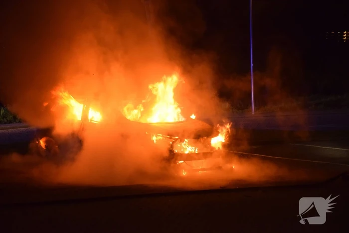 Personenauto volledig uitgebrand op parkeerplaats