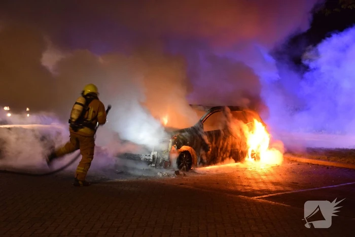 Personenauto volledig uitgebrand op parkeerplaats