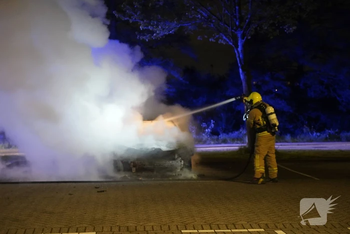 Personenauto volledig uitgebrand op parkeerplaats