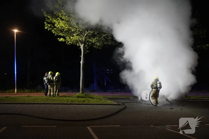Personenauto volledig uitgebrand op parkeerplaats