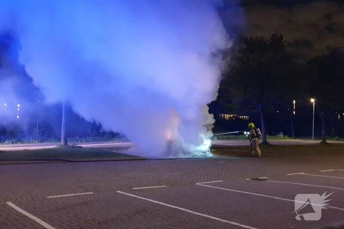 Personenauto volledig uitgebrand op parkeerplaats