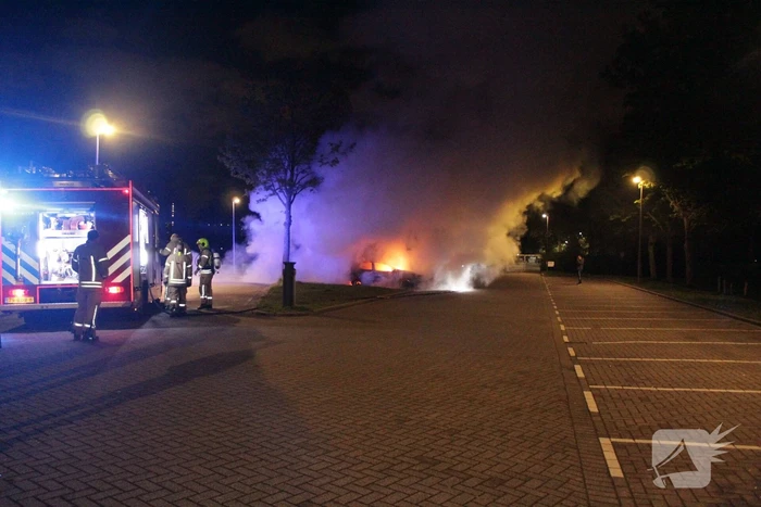 Personenauto volledig uitgebrand op parkeerplaats