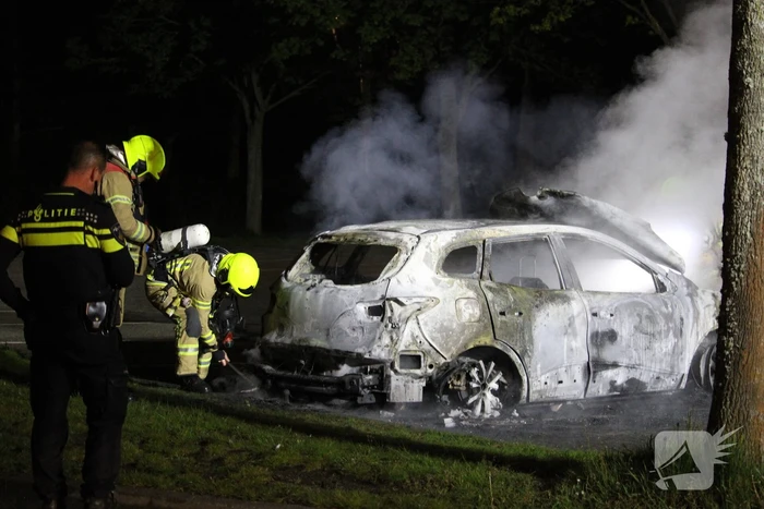 Personenauto volledig uitgebrand op parkeerplaats