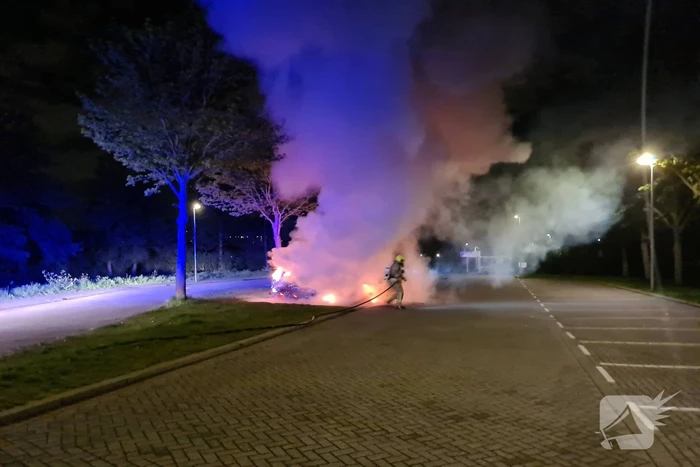 Personenauto volledig uitgebrand op parkeerplaats