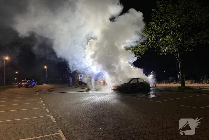 Personenauto volledig uitgebrand op parkeerplaats