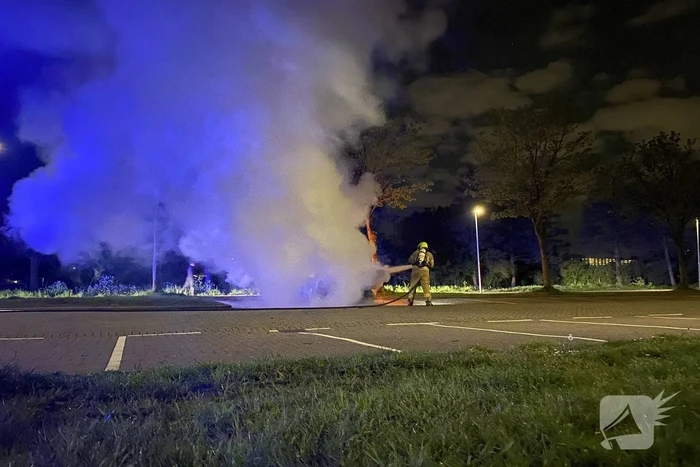 Personenauto volledig uitgebrand op parkeerplaats