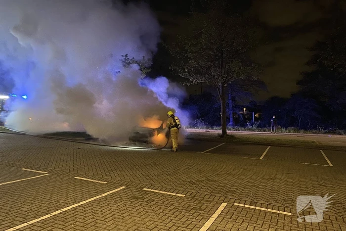 Personenauto volledig uitgebrand op parkeerplaats