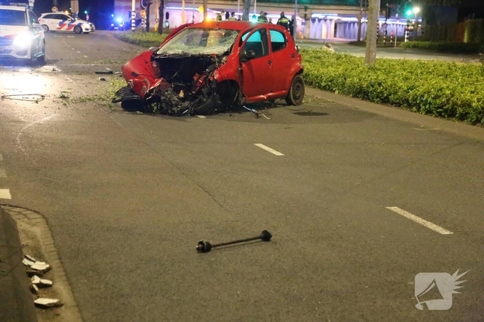 Automobilist knalt op boom na wilde politieachtervolging