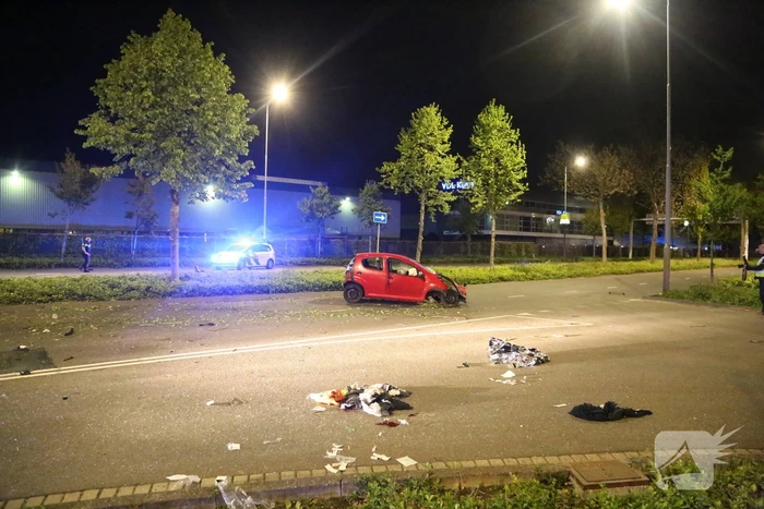 Automobilist knalt op boom na wilde politieachtervolging