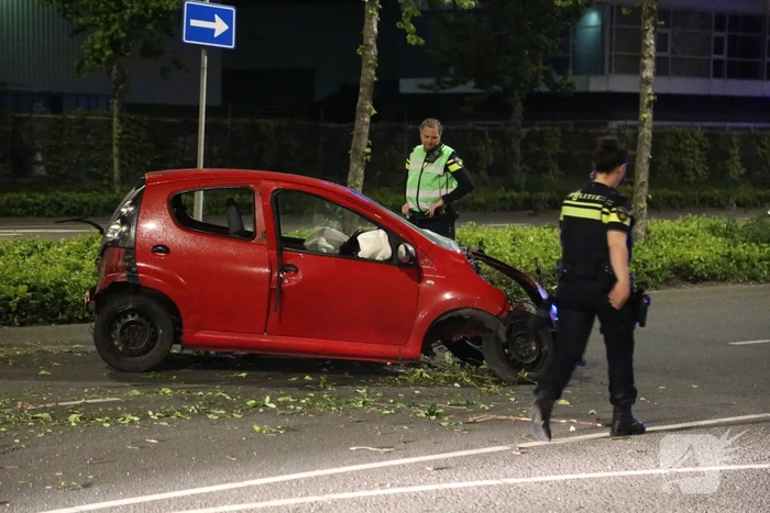 Automobilist knalt op boom na wilde politieachtervolging