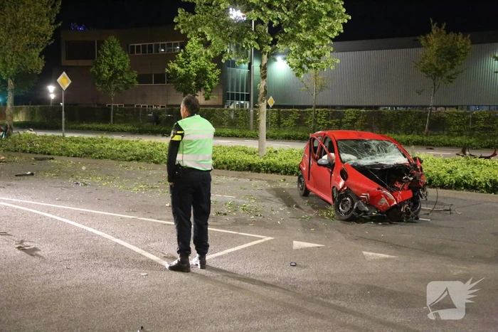 Automobilist knalt op boom na wilde politieachtervolging