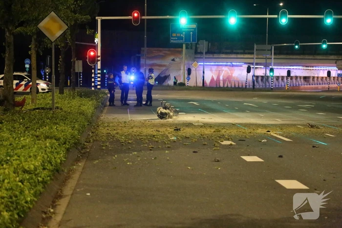 Automobilist knalt op boom na wilde politieachtervolging