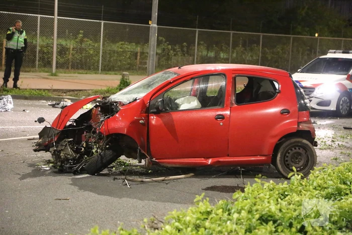 Automobilist knalt op boom na wilde politieachtervolging