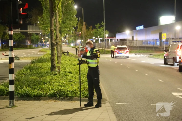 Automobilist knalt op boom na wilde politieachtervolging