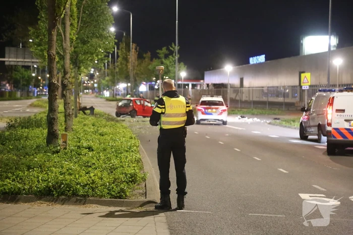 Automobilist knalt op boom na wilde politieachtervolging