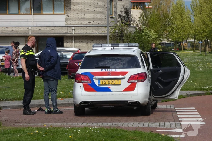Personenauto raakt door achtervolging in slip en ramt lantarenpalen en verkeersborden