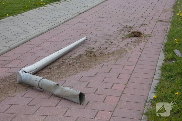 Personenauto raakt door achtervolging in slip en ramt lantarenpalen en verkeersborden