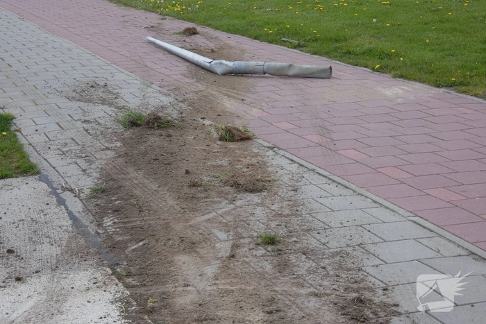 Personenauto raakt door achtervolging in slip en ramt lantarenpalen en verkeersborden