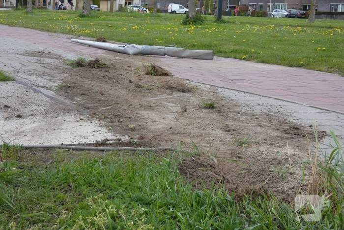 Personenauto raakt door achtervolging in slip en ramt lantarenpalen en verkeersborden