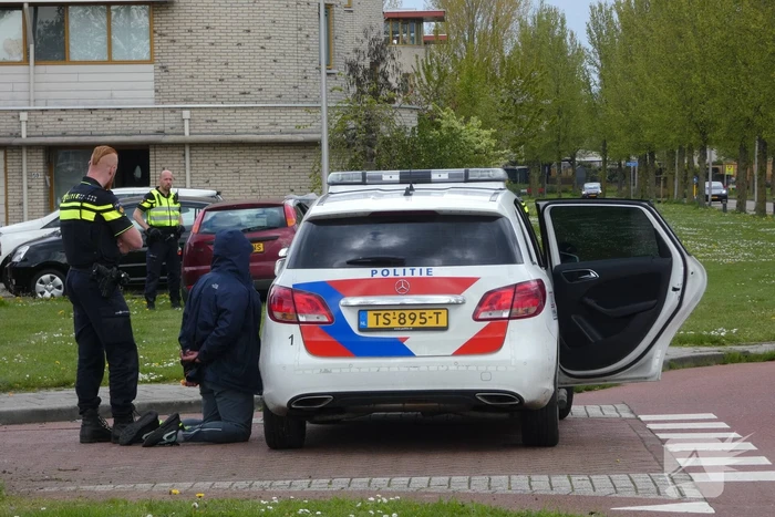 Personenauto raakt door achtervolging in slip en ramt lantarenpalen en verkeersborden