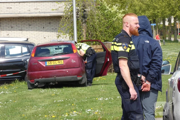 Personenauto raakt door achtervolging in slip en ramt lantarenpalen en verkeersborden