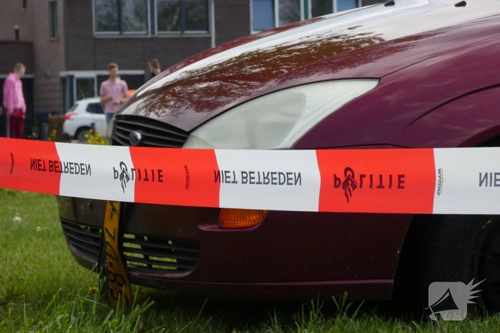 Personenauto raakt door achtervolging in slip en ramt lantarenpalen en verkeersborden
