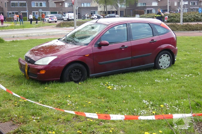 Personenauto raakt door achtervolging in slip en ramt lantarenpalen en verkeersborden