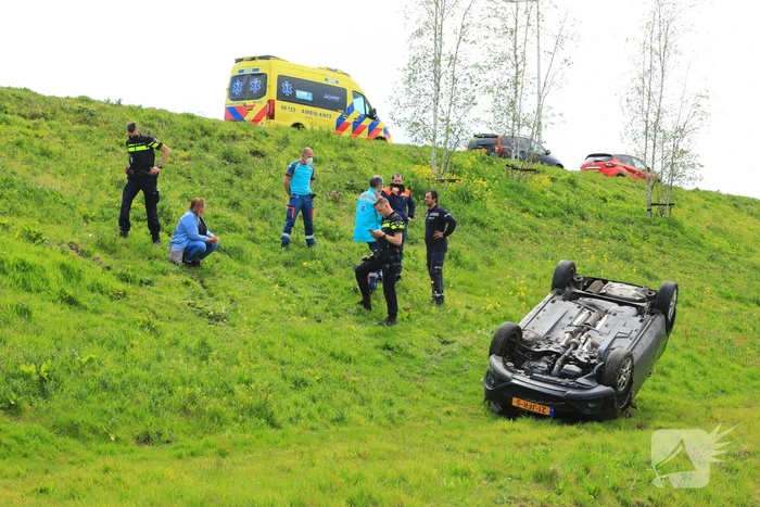 Personenauto raakt van weg en belandt ondersteboven