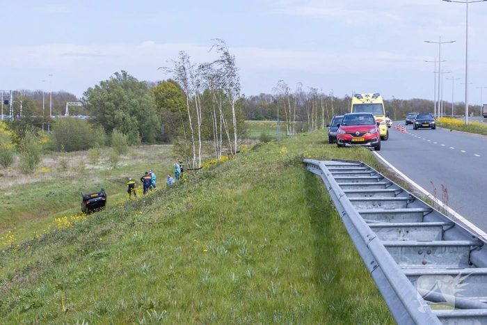 Personenauto raakt van weg en belandt ondersteboven