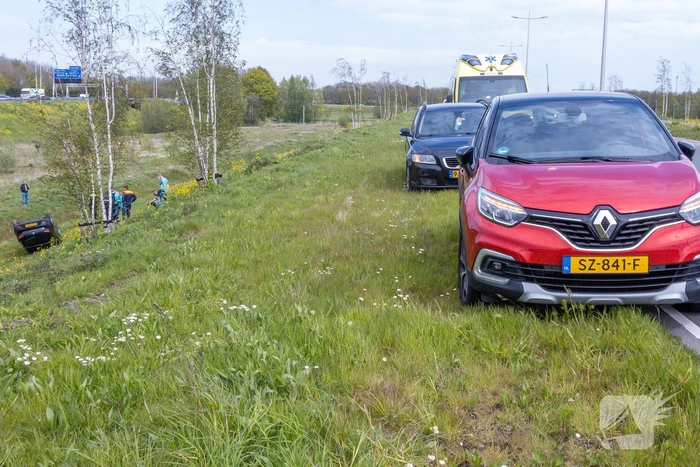 Personenauto raakt van weg en belandt ondersteboven