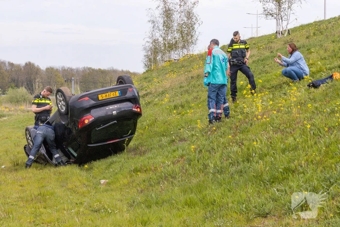 Personenauto raakt van weg en belandt ondersteboven