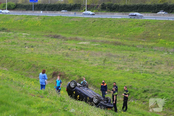 Personenauto raakt van weg en belandt ondersteboven