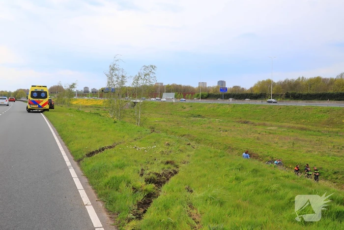 Personenauto raakt van weg en belandt ondersteboven
