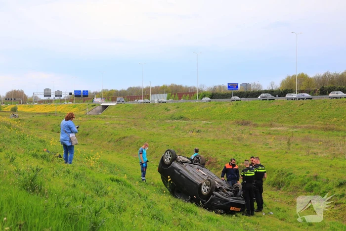 Personenauto raakt van weg en belandt ondersteboven