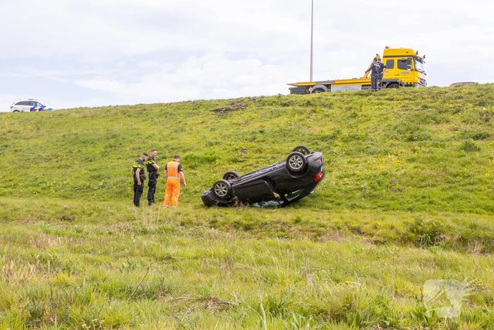 Personenauto raakt van weg en belandt ondersteboven